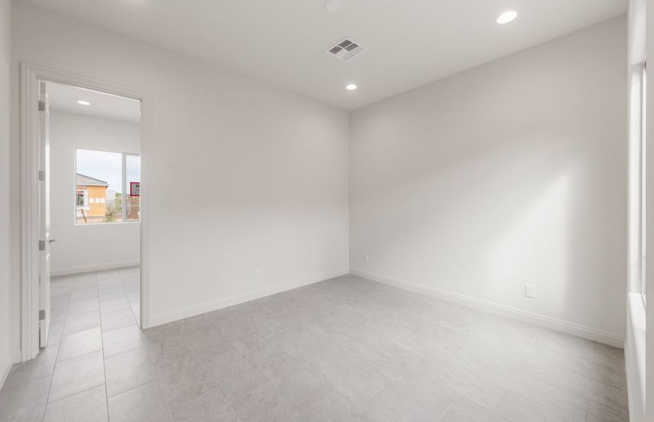 Spacious, unfurnished interior of a new home in Artisan at Asante, Surprise (Image 16).