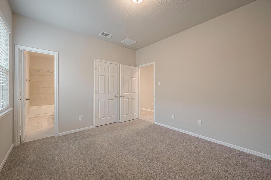 Spacious, unfurnished interior of a new home in , Iowa Colony (Image 29).