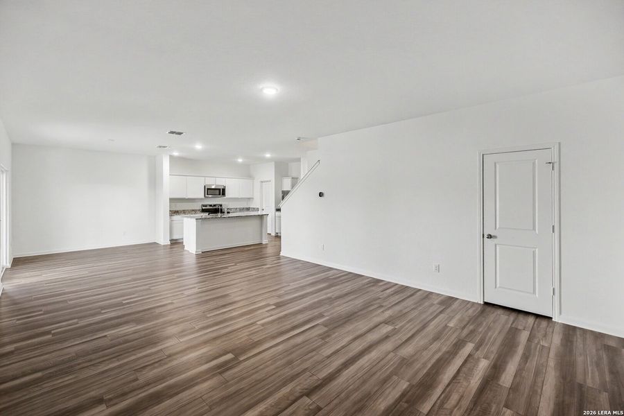 Spacious, unfurnished interior of a new home in Hennersby Hollow, San Antonio (Image 29).