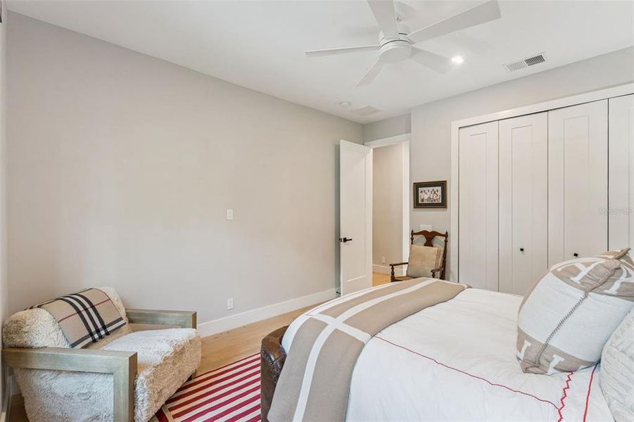 Furnished interior view inside a new home in , Orlando (Image 49).