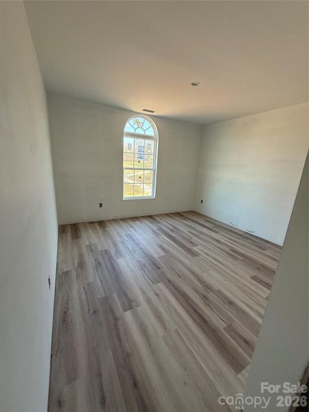 Spacious, unfurnished interior of a new home in , Stanfield (Image 5).