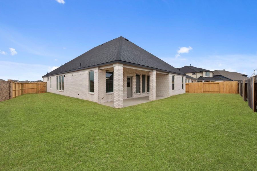 Exterior details and patio area of a home in Beacon Hill, Waller (Image 3).