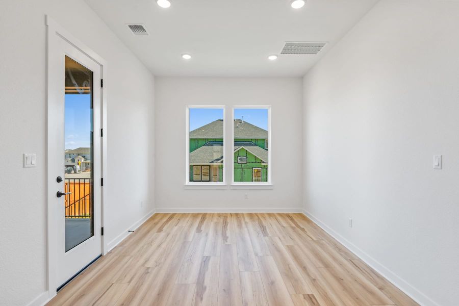 Spacious, unfurnished interior of a new home in Lariat, Liberty Hill (Image 31).