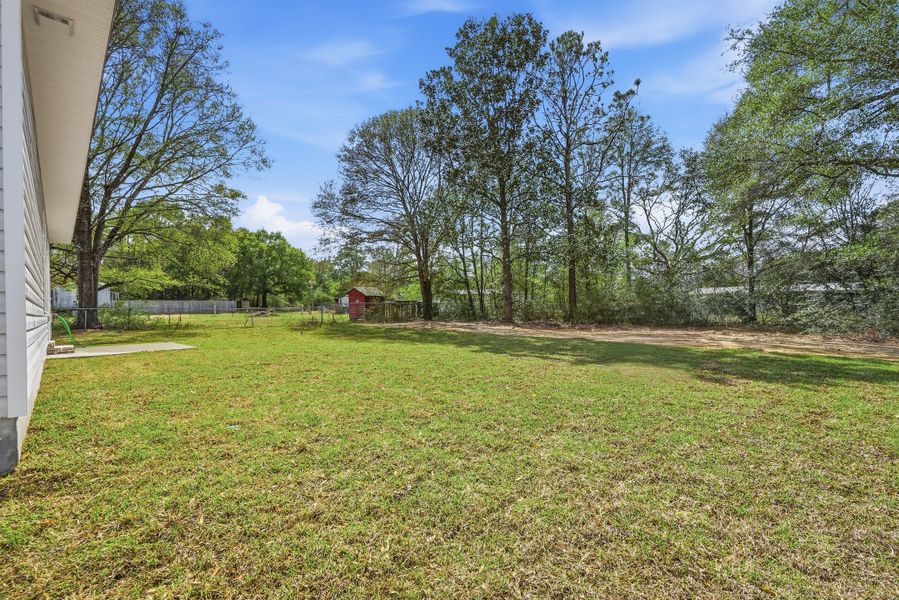 Exterior details and patio area of a home in , Crestview (Image 24).