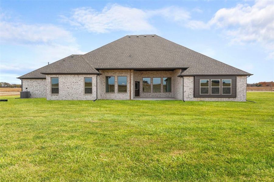 Exterior details and patio area of a home in , Waxahachie (Image 3).