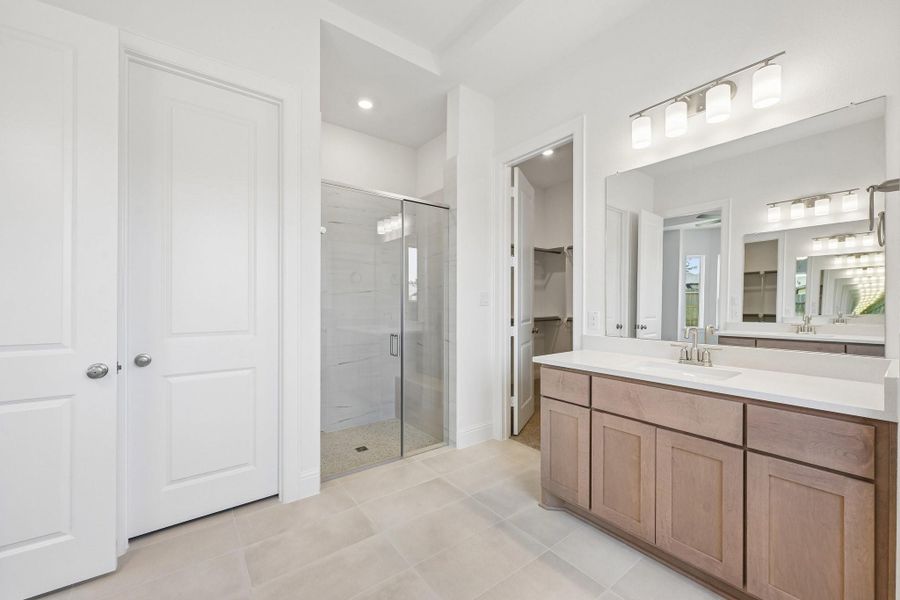 Furnished interior view inside a new home in Evergreen 70', Conroe (Image 9).