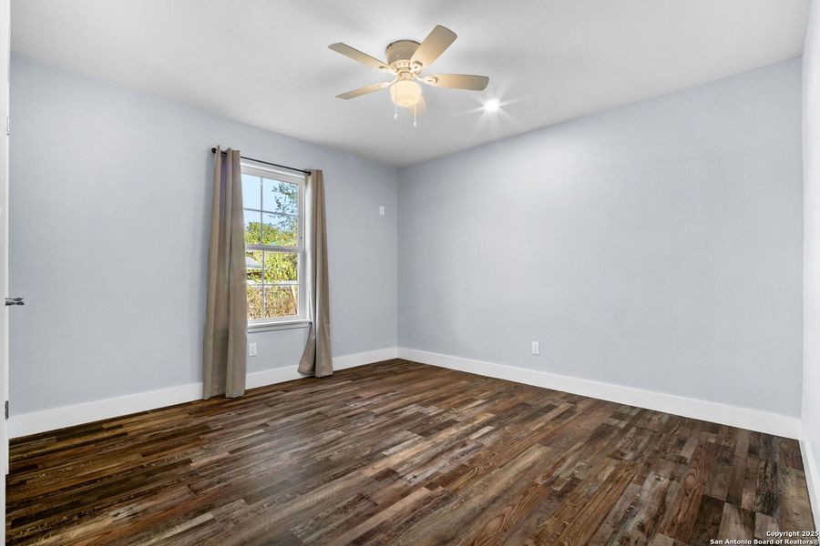 Spacious, unfurnished interior of a new home in , Bandera (Image 17).