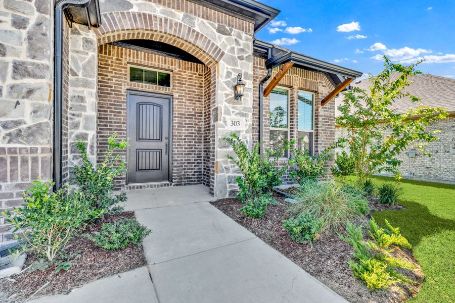 Exterior details and patio area of a home in Summerwood, Red Oak (Image 3).
