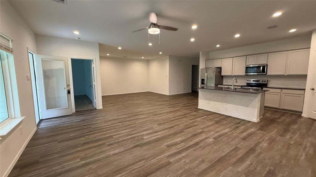 Spacious, unfurnished interior of a new home in , Conroe (Image 12).
