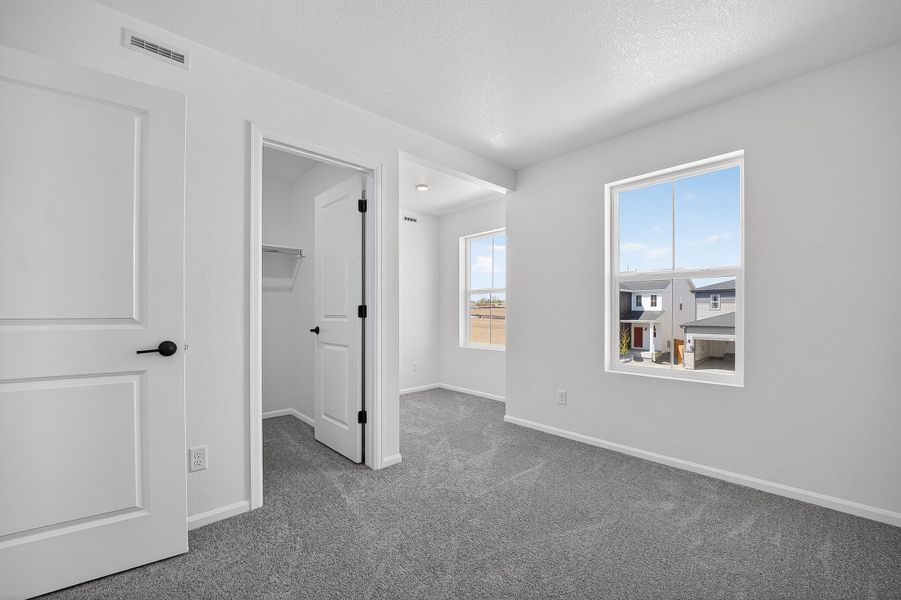 Spacious, unfurnished interior of a new home in Lake Bluff, Greeley (Image 9).