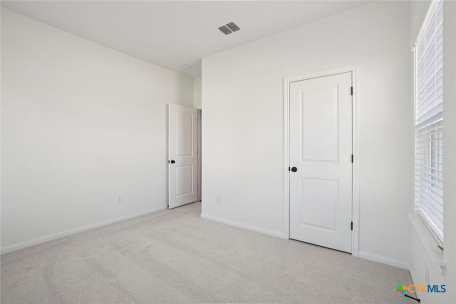 Spacious, unfurnished interior of a new home in Village at Three Oaks, Seguin (Image 22).