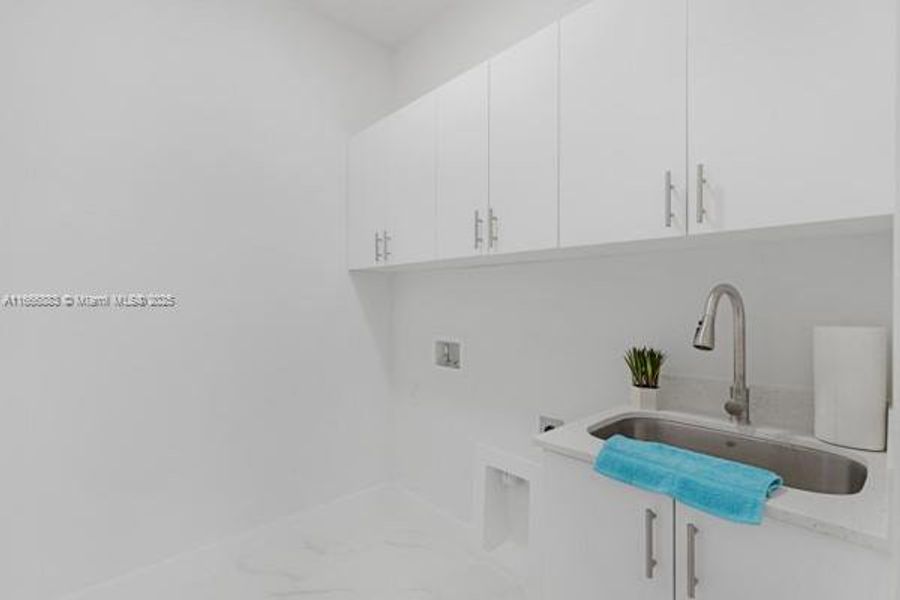 Furnished interior view inside a new home in , Cape Coral (Image 7).