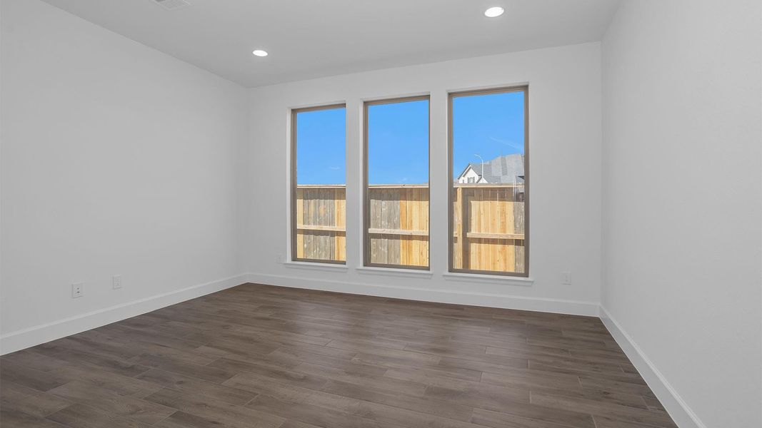 Spacious, unfurnished interior of a new home in Cross Creek West, Fulshear (Image 9).