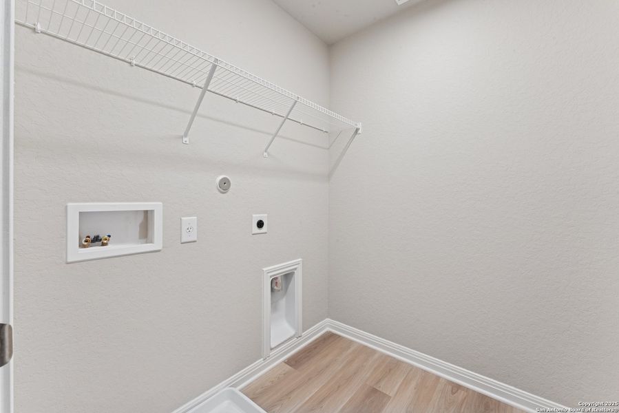 Spacious, unfurnished interior of a new home in Cinco Lakes, San Antonio (Image 21). Spacious, unfurnished interior of a new home in Cinco Lakes, San Antonio (Image 21).