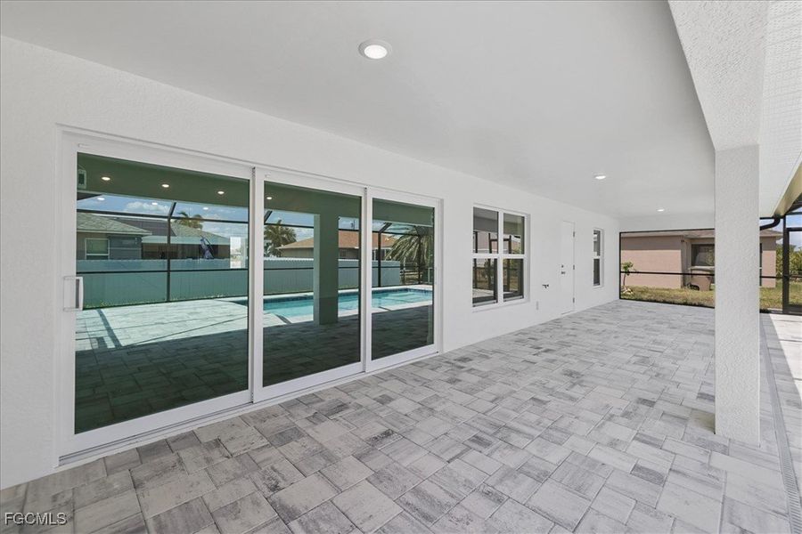 Spacious, unfurnished interior of a new home in Cape Coral, Cape Coral (Image 24).