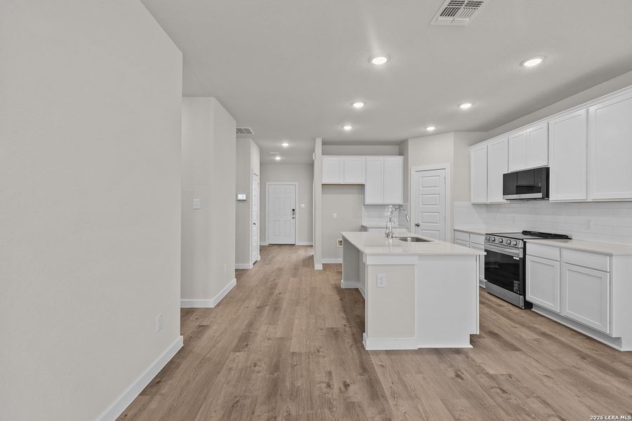 Furnished interior view inside a new home in Hiddenbrooke, Seguin (Image 11).
