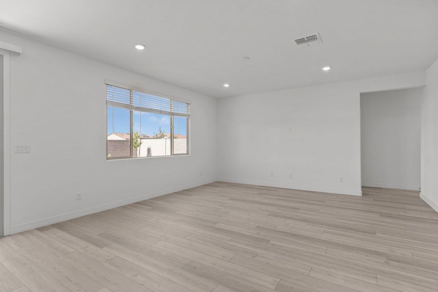 Spacious, unfurnished interior of a new home in Arroyo Vista II, Casa Grande (Image 5).