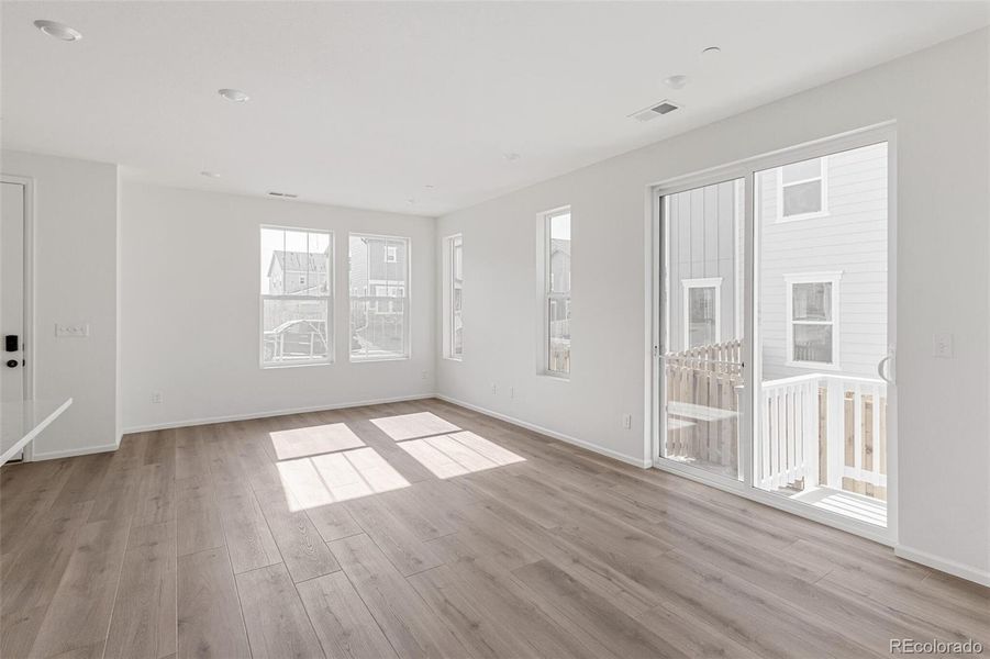 Spacious, unfurnished interior of a new home in Turnberry, Commerce City (Image 12).