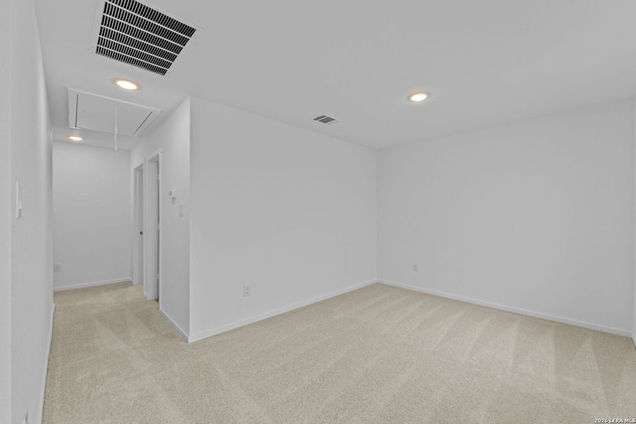 Spacious, unfurnished interior of a new home in Guadalupe Ridge, New Braunfels (Image 10).