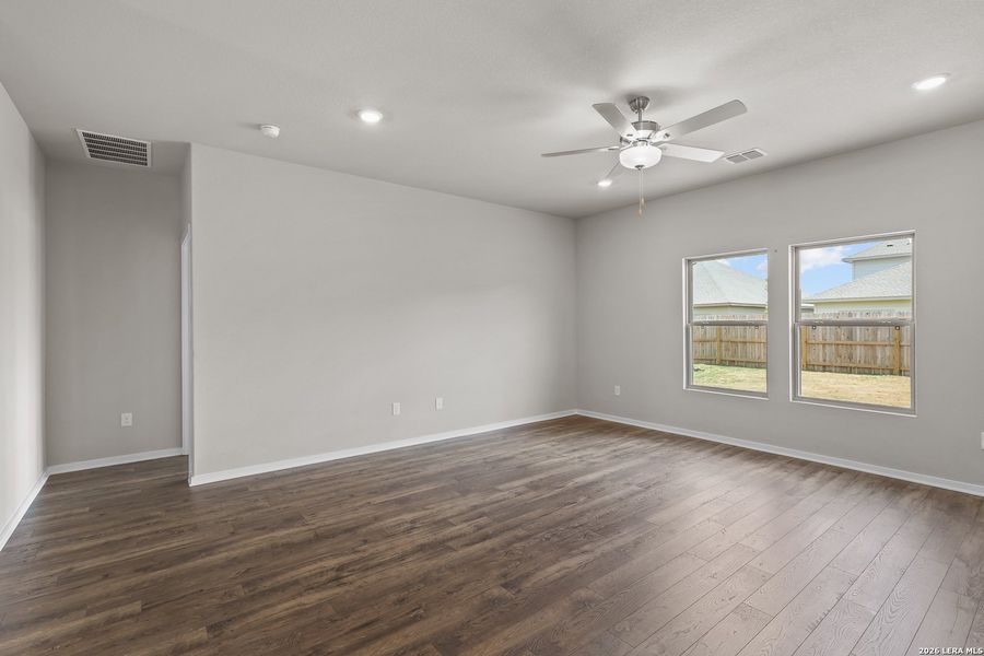 Spacious, unfurnished interior of a new home in Summerlin, San Antonio (Image 19).