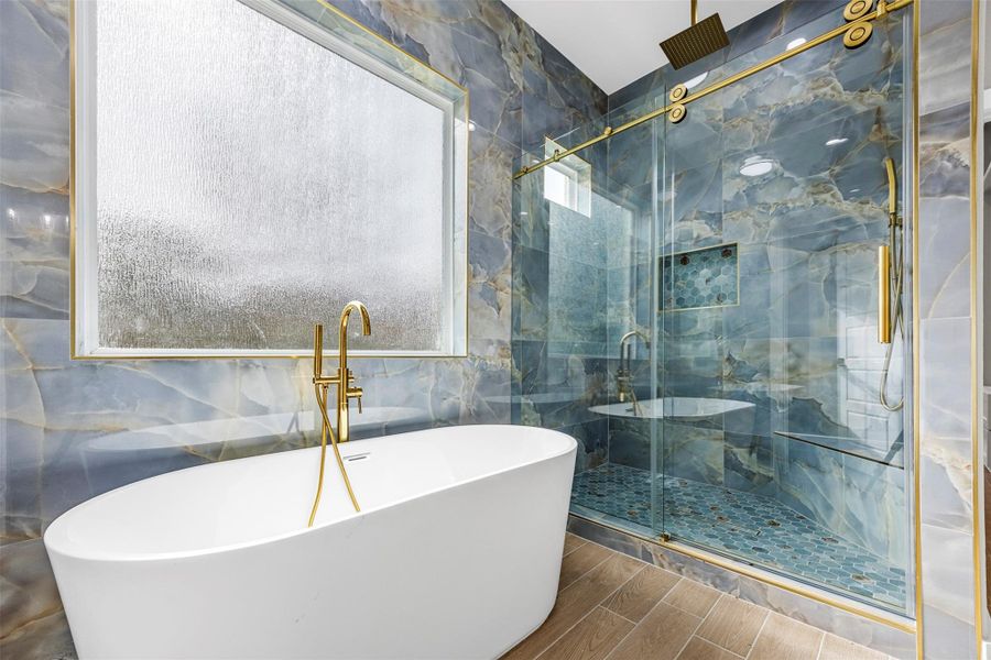 Large shower with bench Large shower with bench