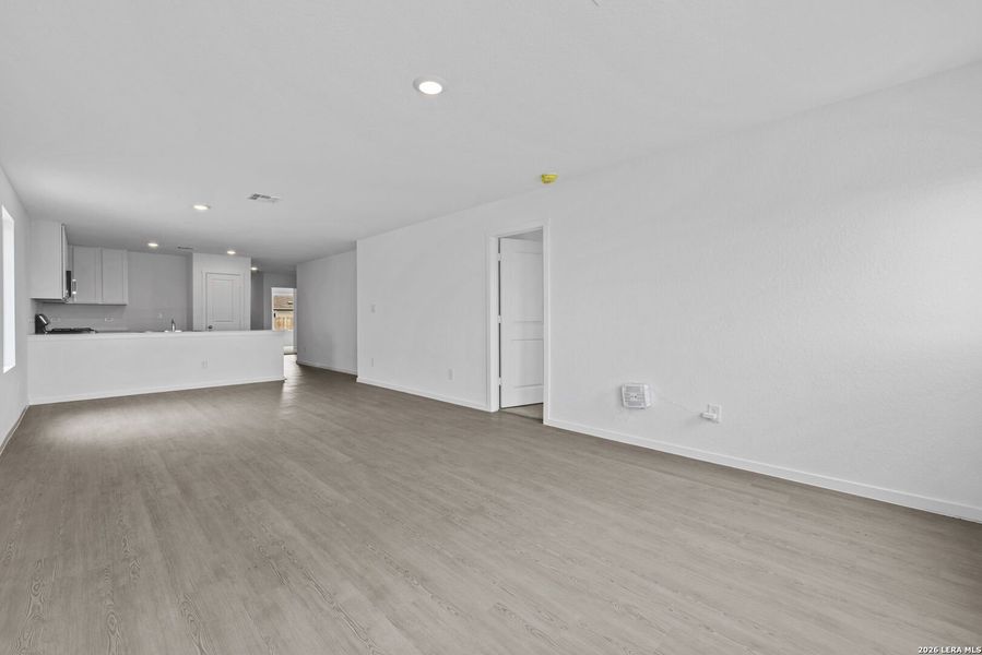 Spacious, unfurnished interior of a new home in Spring Grove, St. Hedwig (Image 18).