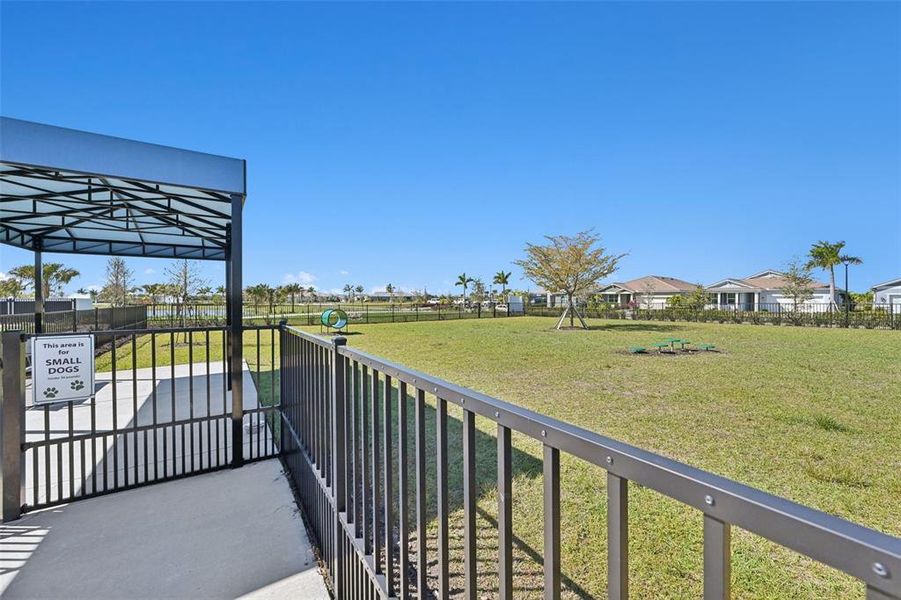 Exterior details and patio area of a home in , Venice (Image 26).