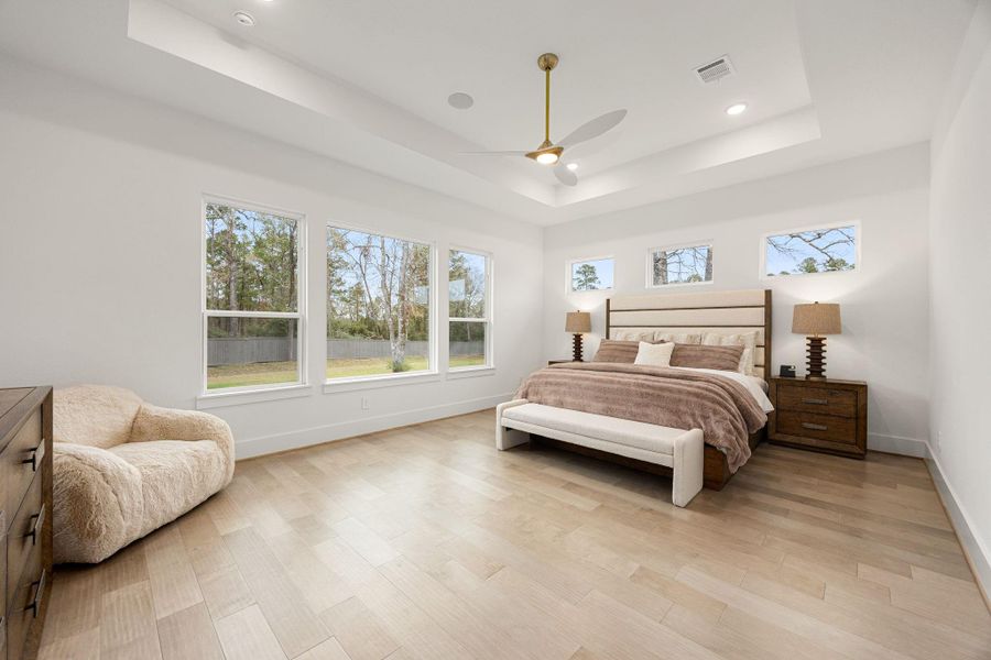 Come and unwind after a long day in this magnificent primary suite! Offers a spa like ensuite bathroom with dual walk-in closets.