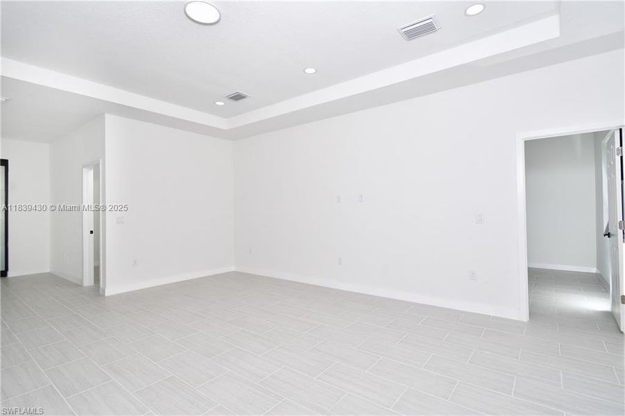 Spacious, unfurnished interior of a new home in , Lehigh Acres (Image 13).