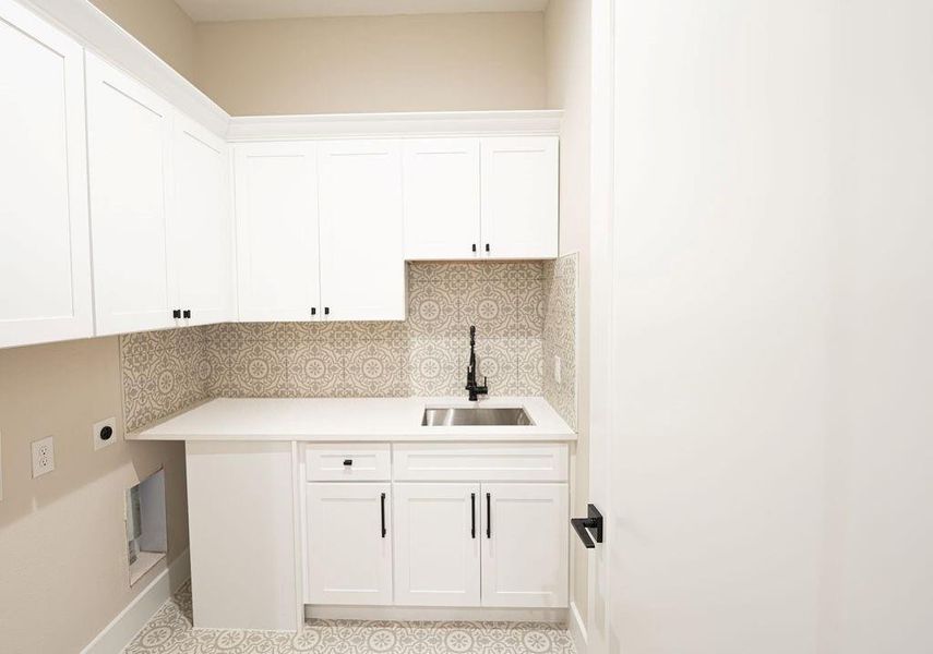 Furnished interior view inside a new home in , Waxahachie (Image 9).