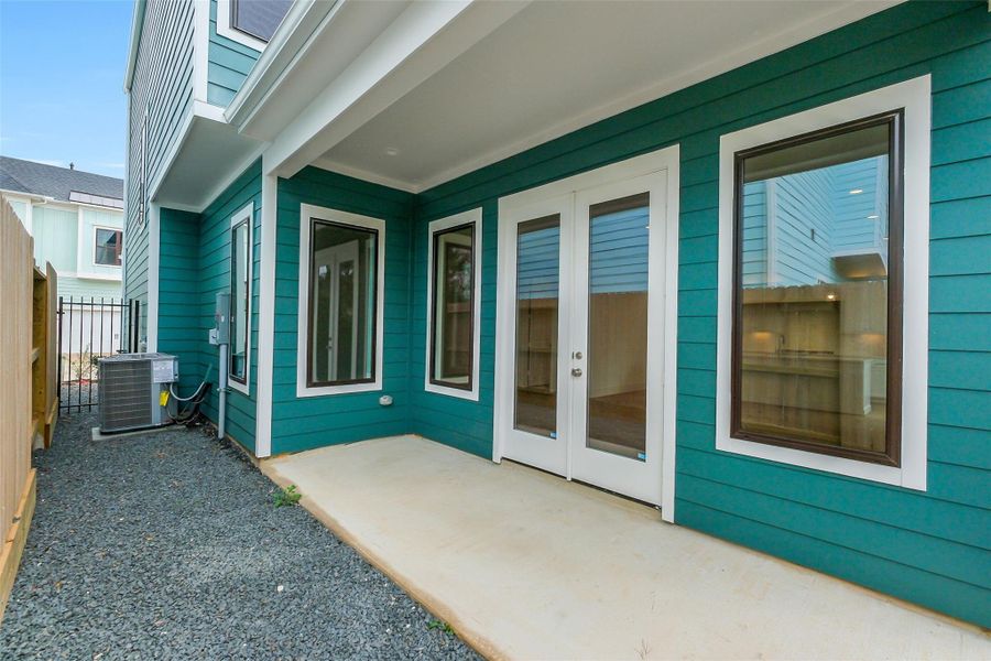 Exterior details and patio area of a home in Timbergrove Trails, Houston (Image 4).
