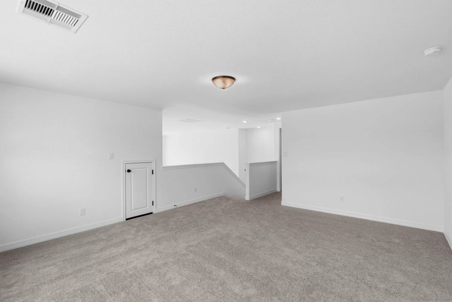 Spacious, unfurnished interior of a new home in Cedar Pointe, Crosby (Image 8).