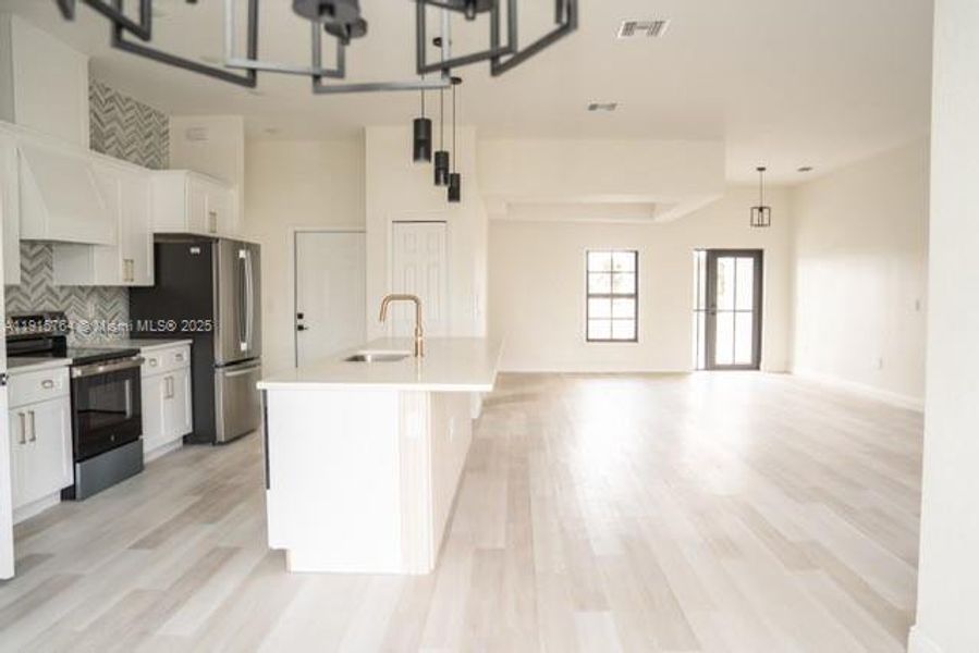 Spacious, unfurnished interior of a new home in , Labelle (Image 11).