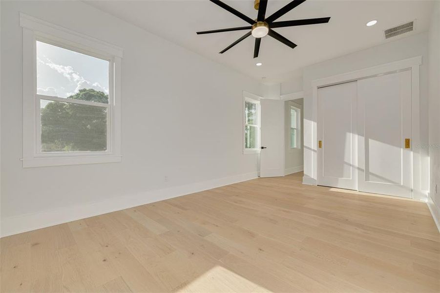 Spacious, unfurnished interior of a new home in , St. Petersburg (Image 26).