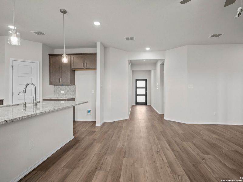 Spacious, unfurnished interior of a new home in Comanche Ridge, San Antonio (Image 14).