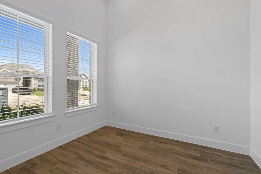 Spacious, unfurnished interior of a new home in Wood Leaf Reserve, Tomball (Image 31).