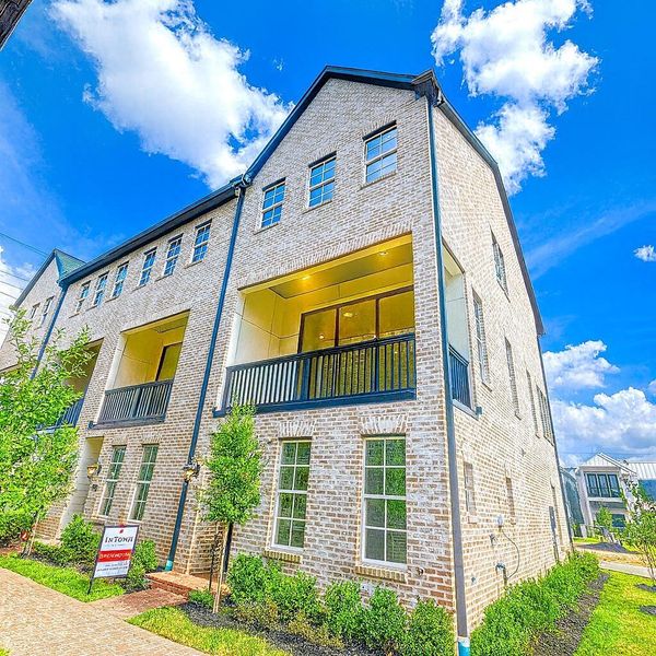 Gorgeous Corner Unit TownHome w/ Walkout Balcony