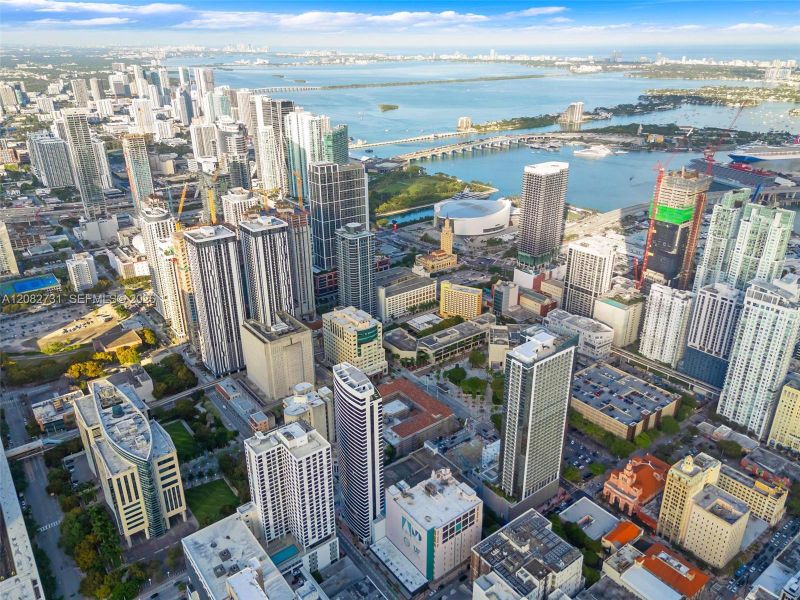 Condo located in Miami, FL showcasing its design and architecture (Image 27).