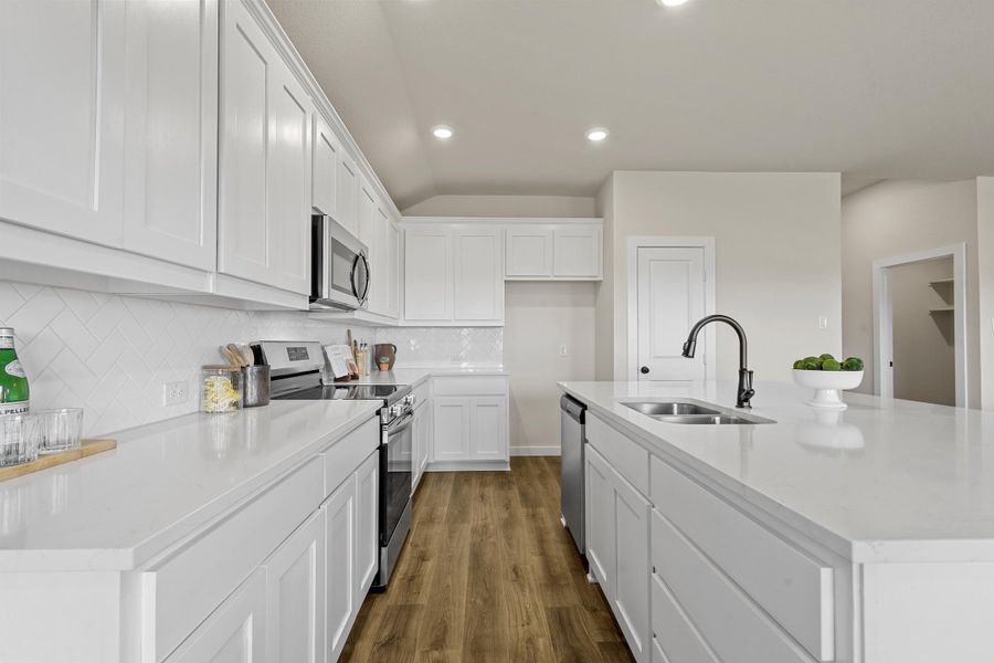 Representative furnished interior of a home built from the Essex by Cheldan Homes in Stoneview, Glen Rose (Image 20).