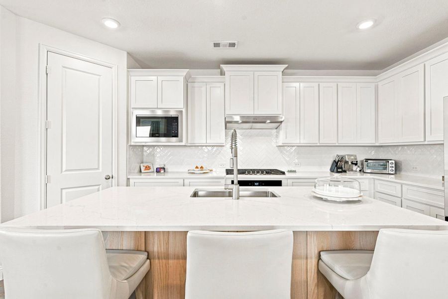 Furnished interior view inside a new home in Sienna 40', Missouri City (Image 9).