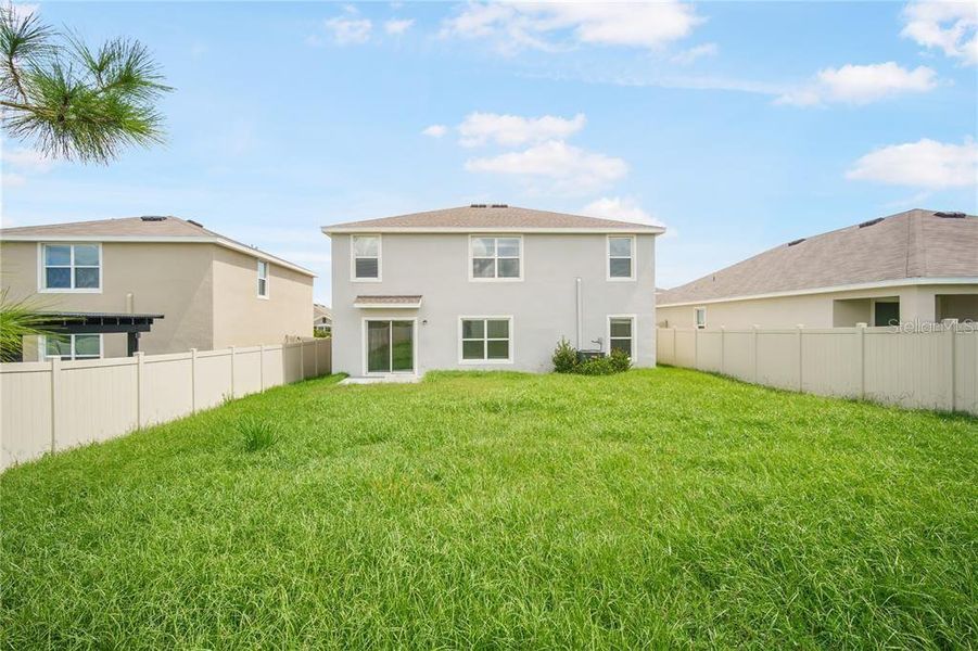 Exterior details and patio area of a home in Abbott Park, Zephyrhills (Image 4).