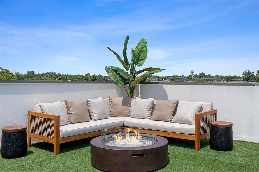 Exterior details and patio area of a home in , Dallas (Image 3).