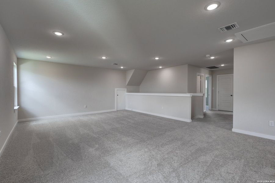 Spacious, unfurnished interior of a new home in Cinco Lakes, San Antonio (Image 17).