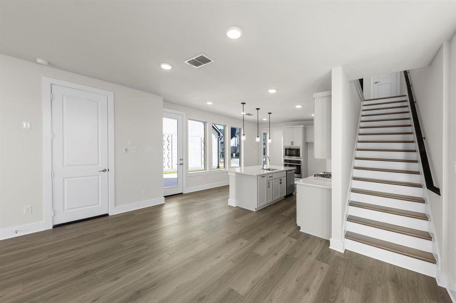 10. 1117 Amaryllis - Dining (2)