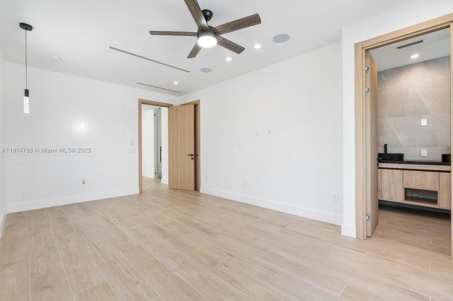 Spacious, unfurnished interior of a new home in , Fort Lauderdale (Image 19).