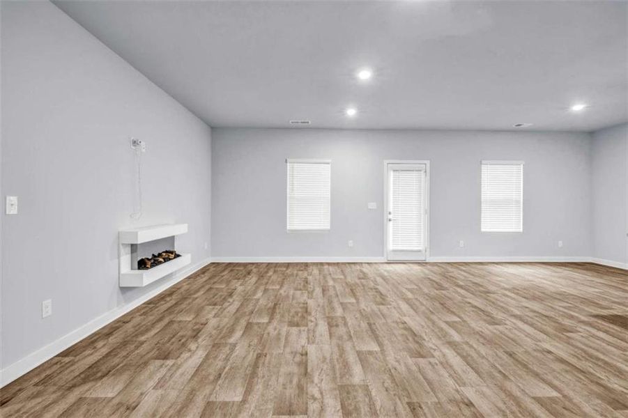 Spacious, unfurnished interior of a new home in Palmetto Oaks Phase III, Palmetto (Image 15). Spacious, unfurnished interior of a new home in Palmetto Oaks Phase III, Palmetto (Image 15).