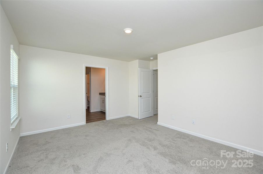 Spacious, unfurnished interior of a new home in Fergus Crossing, York (Image 26).