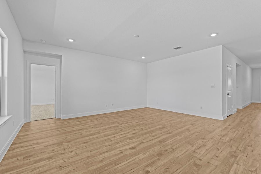 Spacious, unfurnished interior of a new home in Railhead, Cedar Creek (Image 20).