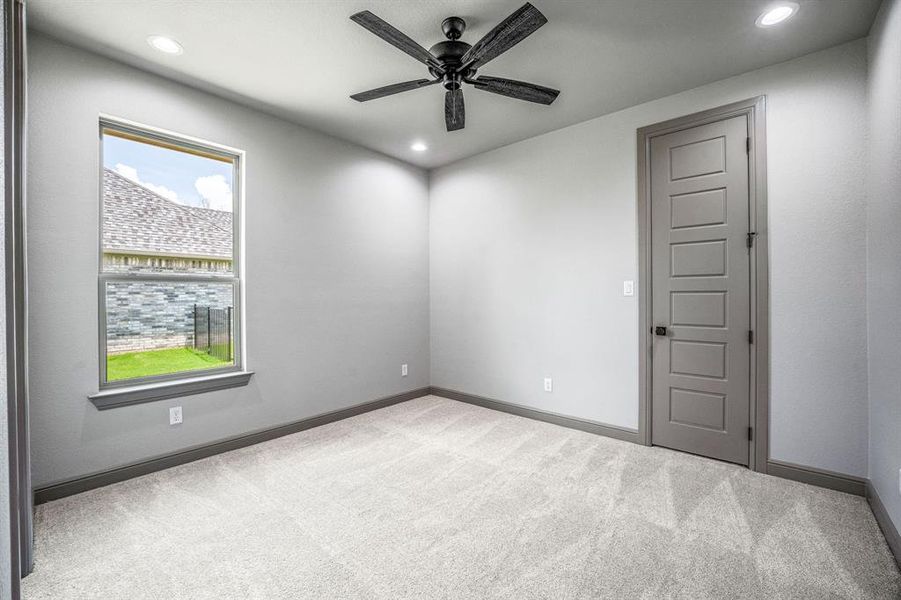 Spacious, unfurnished interior of a new home in Pecan Plantation, Granbury (Image 18).