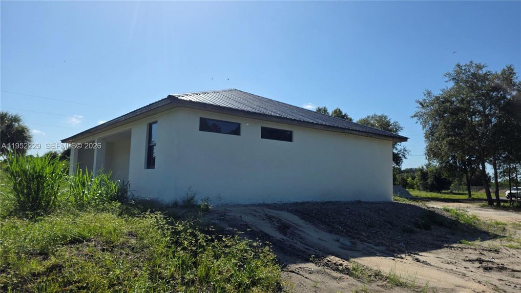 Exterior details and patio area of a home in , Clewiston (Image 17).